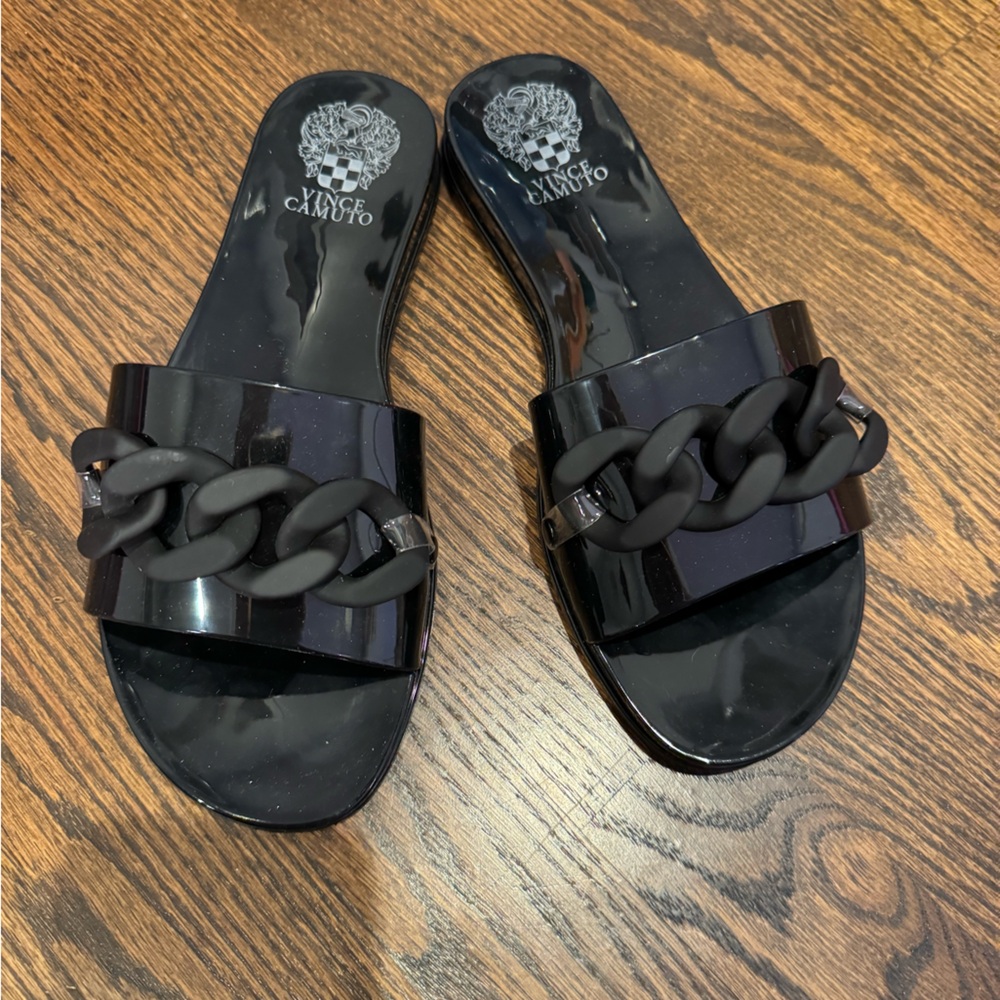 Vince Camuto high shine chain detail flip flops size 6